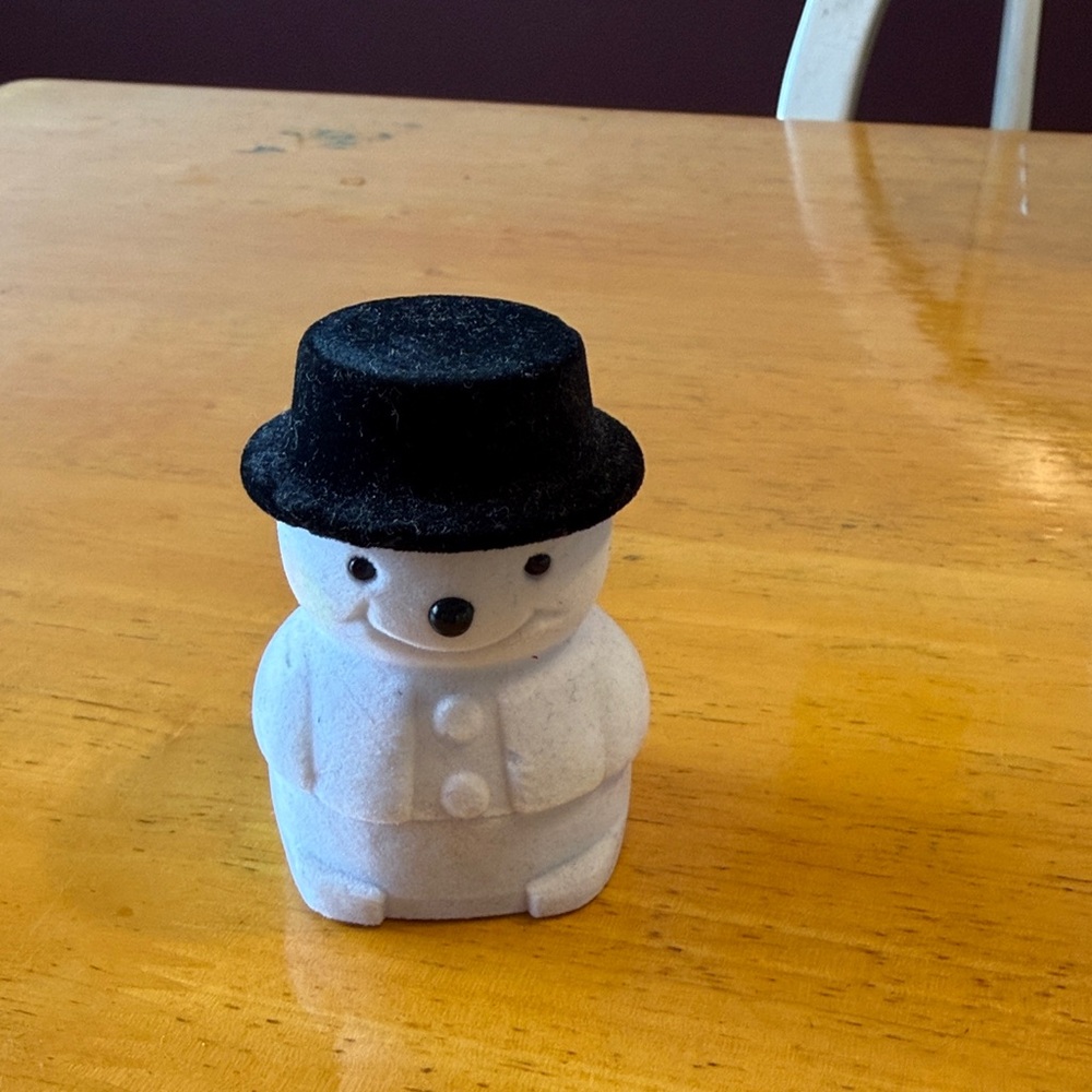 Snowman necklace. Comes in Snowman gift box. - Picture 2 of 8
